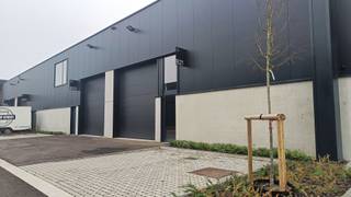 <p><span>New-build SME unit of 144 m² located in Kortenberg.</span></p><p><span><br />This new warehouse is easily accessible via the Leuvensesteenweg and is located close to the access roads to the E40 motorway. It is a shell unit of 144 m² (12 m x 12 m) with a clear height of 6 m.<br /><br /></span></p><p><span>The unit features an automatic sectional overhead door measuring 4 m x 4.20 m, an additional separate entrance door and a skylight with smoke vent. The floor is finished in polished concrete.<br /><br /></span></p><p><span>All utility connections are already available inside the warehouse (electricity, water and Proximus), and there is also a rainwater collection tank.<br /><br /></span></p><p><span>The unit also includes 2 private parking spaces.<br />The monthly charges are not included in the rent.<br />In short, an ideally located warehouse in the Guldendelle business park.</span></p><p><span><br />For more information or to arrange a viewing, please contact us on 078/48 47 00 or <span>info@ap-p.be</span></span><span> </span></p>