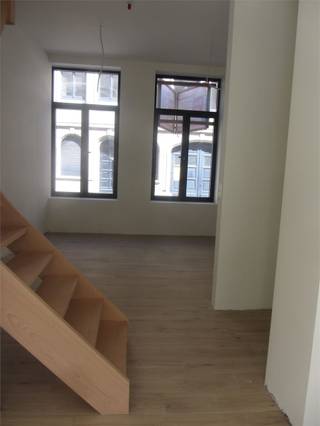 Dit duplex appartement bevindt zich op het gelijkvloers + de 1e verdieping in een kleinschalig gebouw met slechts 4 woonentiteiten met zeer...