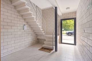 <p><span>INTERESSANT GELEGEN OPBRENGSTEIGENDOM MET 3 RUIME APPARTEMENTEN EN AUTOSTAANPLAATSEN.</span></p><p><span>Dit solide en goed onderhouden gebouw is gelegen nabij het centrum van Willebroek en het station.</span></p><p><span>Winkels, scholen, openbaar vervoer, ... zijn bereikbaar binnen wandelafstand. De nabijheid van de A12 verzekert een vlotte bereikbaarheid.</span></p><p><span> </span></p><p><span>Het gebouw omvat 3 aangename, ruime en comfortabele appartementen en 4 autostaanplaatsen.</span></p><p><span>Elk appartement beschikt over een cv-ketel op gas en een conforme elektrische installatie.</span></p><p><span>Het gebouw genereert stabiele huurinkomsten en vormt een opportuniteit voor investeerders.</span></p><p><span> </span></p><p><span>Gelijkvloers: Inkomhal appartementen / gemeenschappelijke bergruimte / verhuurder autostaanplaatsen</span></p><p><span>1ste verd. 104 m²: Inkomhal / lichtrijke leefruimte met eetplaats en salon (40 m²) / keuken met laden en kasten / bergruimte / nachthal / 2 slaapkamers (3,58 x 3,43m; 3,43 x 2,9m) / badkamer met dubbele wastafel en ligbad met douchestang.</span></p><p><span>2de verd. 104 m²: Inkomhal / lichtrijke leefruimte met eetplaats en salon (40 m²) / keuken met laden en kasten / bergruimte / nachthal / 2 slaapkamers 3,58 x 3,43m; 3,43 x 2,9m) / badkamer met dubbele wastafel en ligbad met douchestang.</span></p><p><span>3de verd. 80 m²: Inkomhal / aangename leefruimte met eetplaats en salon (30 m²) / keuken met laden en kasten / bergruimte / nachthal / slaapkamer (4,62 x 3,44m) / badkamer met dubbele wastafel en ligbad met douchestang.</span></p><p><span> </span></p><p><span>EPC 1ste verd. - 223 kWh/m² - UC: </span><span></span><span>20221215-0002756521-RES-1</span></p><p><span>EPC 2de verd. - 138 kWh/m² - UC: </span><span>20221215-0002756532-RES-1</span></p><p><span>EPC 3de verd. - 241 kWh/m² - UC: </span><span>20221215-0002756552-RES-1</span></p><p><span> </span></p><p><span>Detail huurinkomsten en bijkomende info huurovereenkomsten beschikbaar op aanvraag.</span></p><p><span> </span></p><p><span> </span></p><p><span> </span></p><p><span> </span></p>