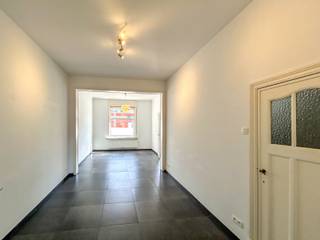 Mooie woning met 3 slaapkamers en zuidwest gerichte tuin in Herent centrum. EPC: 231 kWh/m2<br /><br />Indeling:<br />Gelijkvloers: inkomhal, grote leefruimte, geïnstalleerde keuken, terras met omheinde tuin.<br />Eerste verdieping: nachthal, 1 grote slaapkamer, badkamer met wc, ligbad met douchewand, aansluiting wasmachine, dubbele lavabo met meubel.<br />Zolderverdieping: nachthal, 2 grote slaapkamers<br />Kelderverdieping: droge opbergruimte<br /><br />Deze woning is in 2017 grondig gerenoveerd. Dubbele beglazing, dakisolatie, elektriciteit conform, nieuwe gascondensatieketel, alle lichtpunten zijn voorzien van led-verlichting, etc.<br /><br />De keuken is uitgerust met een kookvuur op gas, vaatwas, frigo, diepvries, microgolf, oven, dubbele lavabo, dampkap, alsook voldoende opbergruimte. Tevens zijn er overal lichtarmaturen voorzien. <br /><br />Gratis parkeergelegenheid in de straat.<br />Huurprijs: € 1.400/maand (alle verbruik is privatief) <br /><br />Interesse? Mail naar linda@immogve.be of bel naar 016 56 56 14