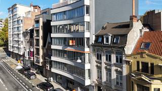 Gerenoveerd ruim appartement van 110 m² nabij het Citadelpark in Gent.<br />Dit stijlvolle appartement combineert licht, comfort en een hoogwaardige afwerking. Dankzij de grondige renovatie is dit een instapklare woonst voor wie houdt van hedendaags wonen in een groene, maar toch centrale omgeving.<br /><br />Bij het binnenkomen tref je een ruime inkomhal met vestiaire. De lichtrijke leefruimte met open keuken geniet van overvloedig daglicht dankzij de brede raampartijen en de 8 meter gevelbreedte. Aansluitend bevindt zich een afzonderlijke bureauruimte, ideaal voor thuiswerk of een hobbyruimte.<br />Een grote berging zorgt voor extra opbergruimte en biedt aansluitingen voor wasmachine en droogkast.<br />Het appartement beschikt over twee volwaardige slaapkamers, waarvan één rechtstreeks toegang heeft tot het zonnig terras. <br />De volledig betegelde badkamer is uitgerust met een ligbad en een stijlvol lavabo meubel. Daarnaast is er een apart toilet met handwasbakje.<br /><br />Troeven op een rij:<br />-Volledige renovatie in 2021, lage energiescore. <br />-Zonnig terras met mooi en open uitzicht<br />-Centrale ligging nabij Citadelpark, station, winkels en scholen<br />-Uitstekende mobiscore van 9,5<br />-Het appartement is momenteel verhuurd aan €1.200 per maand.<br />-Een garagebox op 100 meter afstand kan optioneel worden aangekocht.<br /><br />EPC 101kWh/(m<sup>2</sup>jaar), energielabel B<br />Stedenbouwkundige inlichtingen: vergunningen, woongebieden met cultureel, historische en/of esthetische waarde, geen verkavelingsvergunning, voorkooprecht, geen rechterlijke herstelmaatregel of bestuurlijke maatregel opgelegd. <br />Geen overstromingsgevoelig gebied: G-score: B, P-score: B<br />Elektriciteit conform A.R.E.I.<br />Asbestveilig<br /><br /><br />Voor meer info of een bezoek bel Philip <strong>0475757251</strong> of mail <strong>philip@ocvastgoed.be</strong>