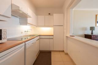 Bel appartement situé au premier étage dans la Résidence Aquitaine. Salon spacieux avec beaucoup de lumière naturelle et cuisine semi-ouverte...