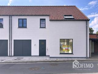 <h1><span>Nieuwbouwwoning in pastorijstijl met vrij te kiezen keuken in het charmante Oostvleteren</span></h1><h1><span>Op zoek naar een energiezuinige nieuwbouwwoning die u nog een persoonlijke toets kunt geven? Deze stijlvolle koppelwoning in tijdloze pastorijstijl is rustig gelegen in het landelijke Oostvleteren en wordt volledig afgewerkt, inclusief schilderwerken. </span></h1><h1><span>De kwalitatieve keuken kiest u bovendien volledig naar eigen smaak bij Kaster Keukens in Roeselare.</span></h1><h1><span> </span></h1><h1><span>Indeling</span></h1><h1><span>Gelijkvloers:</span><span><br />Ruime inkomhal met gastentoilet, gezellige en lichtrijke leefruimte, halfopen keuken met mooi zicht op de tuin, praktische berging onder de trap en een inpandige garage met sectionale poort en rechtstreekse toegang tot de tuin.</span></h1><h1><span> </span></h1><h1><span>Eerste verdieping:</span><span><br />Ruime nachthal, drie volwaardige slaapkamers, stijlvolle badkamer met douche en dubbele lavabo, apart toilet en een extra berging/technische ruimte.</span></h1><h1><span> </span></h1><h1><span>Zolder:</span><span><br />Praktische stockagezolder, bereikbaar via een uitschuifbare zoldertrap.</span></h1><h1><span> </span></h1><h1><span>Buiten:</span><span><br />Volledig aangelegde, zuidwestgerichte tuin waar u de hele namiddag en avond van de zon kunt genieten.</span></h1><h1><span> </span></h1><h1><span>Troeven</span></h1><ul><li><span>Volledig afgewerkt en instapklaar, inclusief schilderwerken</span></li><li><span>Keuken nog volledig naar eigen smaak te kiezen bij Kaster Keukens</span></li><li><span>Energiezuinig dankzij zonnepanelen en ventilatiesysteem D</span></li><li><span>Tijdloze architectuur in pastorijstijl</span></li><li><span>Rustige, landelijke ligging</span></li><li><span>Hoogwaardige en duurzame materialen</span></li><li><span>Regenwaterput van 5.000 liter</span></li><li><span>Mogelijkheid tot aankoop aan 6% btw</span><span> (mits voldoen aan de wettelijke voorwaarden)</span></li></ul>