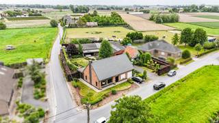 Ontdek deze charmante villa met ruime loodsen, gelegen in de Parkstraat 83 in Torhout. Hier geniet u van een landelijke omgeving met alle voorzieningen binnen handbereik, zoals supermarkten, scholen en openbaar vervoer.<br /><br />Bij binnenkomst wordt u verwelkomd in een ruime inkomhal. De woning beschikt over een gelijkvloerse slaapkamer en een bureel, ideaal als home-office of praktijkruimte, compleet met ensuite badkamer. De lichtrijke leefruimte biedt een prachtig uitzicht op de omgeving en sluit naadloos aan op de volledig uitgeruste keuken en veranda, die uitkijkt op de groene tuin.<br /><br />Op de bovenverdieping bevinden zich drie tot vier volwaardige slaapkamers en twee badkamers, uitgerust met douche en lavabomeubel. Extra bergruimte vindt u in de kelder, wasplaats en bijkomende opslagruimte.<br /><br />Buiten geniet u van een adembenemend uitzicht, een zuidgerichte tuin, een visvijver en ruime loodsen (460m²)—perfect voor de doe-het-zelver of als extra opslagruimte.<br /><br />Mis deze unieke kans niet! Contacteer ons vandaag nog voor meer informatie of een bezichtiging.<br /><br />De woning wordt aangeboden met een richtprijs. Ieder bod, hoger of lager dan deze richtprijs, wordt overgemaakt aan de eigenaars, die vrij zijn om het bod al dan niet te aanvaarden.