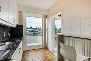 Dit ruime appartement werd in 1978 gebouwd en sinds 1988 door één en dezelfde eigenaar bewoond. Het bewijs dat het hier fijn vertoeven is. Het appartement werd doorheen de jaren goed onderhouden en opgewaardeerd. Dat vertaalt zich ook in een gunstig EPC-label B, hier zit je goed!<br /><br />Binnenkomen doe je in een praktische inkomhal met vestiaire en apart gastentoilet, vanwaar je vlot toegang hebt tot de leefruimte, keuken, badkamer en slaapkamers.<br /><br />In de leefruimte zorgt het grote schuifraam voor veel natuurlijk licht wat het open karakter van de leefruimte extra versterkt. De verzorgde keuken biedt alle nodige basiscomfort en is praktisch ingericht. <br /><br />Het appartement beschikt over twee slaapkamers, waarvan de grote voorzien is van een terras. Er is nog een derde kamer welke compacter is en perfect dienst kan doen als dressing, bureau of hobbyruimte. Hier vind je bovendien de aansluiting voor een wasmachine en droogkast.<br />De badkamer is ruim en functioneel met inloopdouche.<br /><br />Een ideale woonst voor wie op zoek is naar ruimte, een rustige ligging en een vlotte bereikbaarheid.<br />Ook voor investeerders biedt dit appartement een mooie opportuniteit.<br /><br />Verder geniet je van extra praktische troeven:<br />- Mogelijkheid om garage bij aan te kopen voor 25.000 €<br />- Laadpalen voor de deur.<br />- Gelegen in een rustige doodlopende straat.<br />- Lage gemeenschappelijke kosten.<br />- Centraal gelegen.<br /><br />Interesse? Neem gerust contact op voor een bezoek en ontdek zelf de troeven van dit appartement.<br />Stuur een mailtje naar britt@jamar.immo of bel me even op voor een afspraak 0487/93.35.43<br /><br />Vg, wg, gmo, gvkr, gvv, niet gelegen in overstromingsgebied