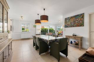 e koop: recent appartement in Sint-Idesbald, op een centrale locatie nabij openbaar vervoer en invalswegen.<br />Volledig instapklaar &amp; gemeubeld!
<p>Dit appartement, gebouwd in 2007, combineert modern comfort met een uitstekende ligging. De ruime en zongerichte tuin van 90 m² biedt een heerlijke buitenruimte om te ontspannen. Dankzij de recente constructie geniet u van een energiezuinige en onderhoudsvriendelijke woning. De indeling voorziet in twee ruime slaapkamers, ideaal voor een gezin of als tweede verblijf aan de kust.</p>
<p> </p>
<p>Belangrijkste ruimtes:<br />• Living met veel lichtinval en toegang tot het terras<br />• Moderne keuken met praktische indeling<br />• Twee ruime slaapkamers<br />• Badkamer met douche en wastafel<br />• Apart toilet<br />• Berging voor extra opslag<br />• Inkomhal<br />• Zongerichte tuin (90 m²)<br />• Terras aansluitend op de tuin</p>
<p> </p>
<p>Troeven:<br />• Ruime &amp; zongerichte tuin<br />• Recente constructie (2007)<br />• Twee ruime slaapkamers</p>
<p> </p>
<p>Neem vandaag nog contact op met uw ERA-makelaar voor een bezoek.<br />058 51 92 95 of op simon@eraservimo.be</p>
<p> </p>
<p>JOUW DROOMAPPARTEMENT. ZO GEVONDEN!</p>