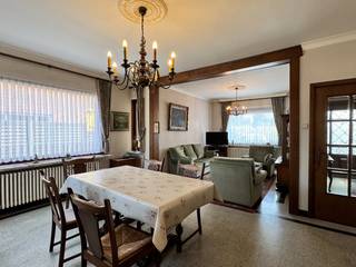 In De Dreve, vlak bij het centrum van Olsene, bevindt zich deze goed onderhouden halfopen bebouwing. De woning geniet van een centrale ligging tussen Waregem en Deinze en een vlotte verbinding naar het op- en afrittencomplex van de E17 in Kruisem. Ook winkels, scholen en andere voorzieningen bevinden zich in de nabije omgeving.<br /><br />Via de charmante inkomhal betreedt u de woning, met toegang tot de leefruimte en de trap naar de eerste verdieping. De leefruimte is opgedeeld in twee ruimtes: een salon vooraan de woning en een eetgedeelte met zicht op de veranda. Aansluitend bevindt zich de keuken, die verbinding geeft met de veranda. Verder beschikt het gelijkvloers over een badkamer en een ruime, droge kelder.<br /><br />Op de eerste verdieping bevinden zich drie slaapkamers, waarvan twee ruime kamers en één kleinere kamer. Een extra troef is de vaste trap naar de ruime zolder, die nog heel wat mogelijkheden biedt voor het creëren van extra kamers, een hobbyruimte of bureau.<br /><br />In de achterbouw bevindt zich nog een praktische berging/wasplaats. De dubbele garage zorgt voor heel wat extra opbergruimte en biedt de mogelijkheid om meerdere wagens binnen te plaatsen. Ook naast de woning is er voldoende parkeergelegenheid.<br /><br />Achteraan geniet u van een gezellige, onderhoudsvriendelijke tuin met voldoende privacy.<br /><br />Op zoek naar een kloeke woning op een centrale ligging en vooral heel wat mogelijkheden om ze verder naar eigen smaak en stijl in te richten?<br /><br />Schrijf u dan nu in via onze website (www.opt-immo.be) voor de bezoekdag op zaterdag 12 september en ontdek zelf de mogelijkheden van deze woning!<br /><br />Richtprijs: €240.000