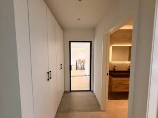 Cet appartement de nouvelle construction vous offre les dernières nouveautés en matière de qualité de vie dans un quartier dynamique et calme autour de la Stalenstraat à Genk. En tant que premier occupant, vous profiterez d'une maison toute neuve, entièrement prête à emménager, qui a été peinte par des professionnels et déjà équipée de rideaux élégants et d'un éclairage intégré.<br /><br />Lors de la construction, la priorité absolue a été accordée à la qualité et au confort. L'architecture élégante et la lumière naturelle abondante à travers les grandes fenêtres offrent une vue dégagée et une atmosphère très agréable. L'appartement est extrêmement économe en énergie, équipé de panneaux solaires et d'une installation moderne et durable qui garantit de faibles coûts énergétiques. Vous disposez également d'un espace extérieur privé, d'une luxueuse salle de bain avec douche à l'italienne et double vasque, et d'une cuisine moderne entièrement équipée avec des appareils encastrés de haute qualité tels qu'un lave-vaisselle, une plaque à induction, un four et un réfrigérateur. La technologie et la sécurité ont également été prises en compte grâce à une connexion par fibre optique active pour Internet haut débit, à une vidéosurveillance, à une sonnette vidéo et à un hall d'entrée sécurisé.<br /><br />Le prix de location comprend également une place de parking privée et un garage avec évier. Votre vélo est toujours en sécurité dans le hangar commun couvert et, en consultation avec le propriétaire, il est possible de discuter des animaux de compagnie pour en faire un véritable foyer.<br /><br />L'emplacement est excellent. À distance de marche, vous trouverez de nombreux magasins et équipements quotidiens, notamment Delhaize, Action, Kruidvat, Wara Shop, des magasins spécialisés locaux et un nouveau Lidl de l'autre côté de la rue. Pour la culture, la détente et la gastronomie, rendez-vous dans les cafés, les restaurants cosmopolites, la très animée Vennestraat ou le site culturel C-mine. Les amoureux de la nature pourront se rendre directement à pied ou à vélo dans l'idyllique vallée de Stiemer. Des écoles, des centres sportifs, des garderies, des médecins généralistes et des dentistes se trouvent également à proximité, tandis que l'hôpital du Limbourg oriental, le centre de Genk et les routes principales sont facilement accessibles.<br /><br />Disposition : <br /><br />Étage +1 :<br /><br />- hall d'entrée<br />- salon <br />- cuisine ouverte<br />- terrasse<br />- rangement<br />- salle de nuit<br />- toilettes<br />- salle de bain<br />- 3 chambres<br /><br />Supplémentaire : <br />- Un garage<br />- Jardin communautaire <br /><br />Le moyen le plus rapide pour visiter cet appartement ? Demandez votre visite via le bouton rouge de notre site Web (www.dewaele.com).<br /><br />Les rendez-vous ne peuvent pas être pris par téléphone. Pour toute autre question, vous pouvez nous contacter par téléphone au 011 30 50 50.<br /><br />À bientôt !