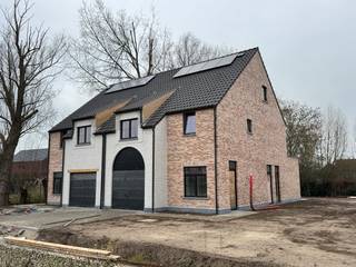 Deze knappe verkaveling bestaat uit 10 nieuwbouw half open bebouwingen in een tijdloze stijl op een mooi stukje grond (tussen de 426 en 505m2...