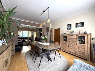 Deze ruime woning is rustig gelegen nabij het Park Rozebroeken en biedt tal van mogelijkheden voor wie op zoek is naar een gezinswoning met een uitstekende bereikbaarheid.<br /><br />De woning omvat een inkomhal, een ruime leefruimte, keuken, drie praktische bergingen, 3 volwaardige slaapkamers en een badkamer.<br />Daarnaast beschikt de woning over een veranda die uitgeeft op het terras, ideaal om in alle rust te genieten.<br /><br /><strong>Extra troeven:</strong>
<ul>
<li>Nieuw dak </li>
<li>Centrale verwarming op gas</li>
<li>Enkele en dubbele beglazing</li>
<li>Bewoonbare oppervlakte van ca. 180 m²</li>
<li>Perceeloppervlakte van 157 m²</li>
<li>Goede bereikbaarheid en vlotte verbinding naar winkels, openbaar vervoer en invalswegen</li>
<li>KI: €840</li>
<li>EPC: 386 kwh/m² jaar</li>
</ul>
Richtprijs: 326.000 €<br /><br />Een ruime woning op een topligging nabij groen en stadsvoorzieningen.<br />Zeker een bezoek waard!