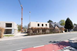 Locatie :Binnenkort wordt er een casco nieuwbouw eengezinswoning te koop aangeboden in de Eeklostraat 202 in Gent (Mariakerke) op een perceel van 445...