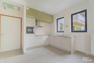 Dit verzorgd éénslaapkamerappartement is een ideale keuze voor starters of wie comfortabel en rustig wil wonen op latere leeftijd. Het bevindt zich in een modern en energiezuinig gebouw en beschikt over een open en luchtige leefruimte met geïntegreerde keuken. Dankzij de grote raampartijen baadt de ruimte in natuurlijk licht, wat bijdraagt aan een aangenaam woongevoel.
De slaapkamer van 13 m² biedt voldoende plaats voor een dubbel bed en een kleerkast. De badkamer is uitgerust met een douche en werd praktisch ingedeeld. Daarnaast beschikt het appartement over een zonnig terras, perfect om even tot rust te komen of gezellig buiten te zitten.