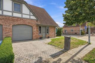 <span>Ontdek deze charmante halfopen woning op een praktische en rustige ligging in Zedelgem. De recente woning van 2009 is volledig instapklaar, energiezuinig (EPC B) en beschikt over een inpandige garage met automatische poort en een gezellige tuin.</span><br /><br /><span>Op het gelijkvloers bevinden zich ook een ruime inkomhal met apart toilet (+ lavabo) en vestiaire, een leefruimte met lichtrijke zithoek en eetruimte. Aanpalend is er de volledig geïnstalleerde keuken met vaatwasser, Miele oven, inductiekookplaat en dubbele wasbak.</span><br /><br /><span>De eerste verdieping biedt 3 modern ingerichte slaapkamers met ingemaakte kasten, waar de parketvloer in visgraatmotief zorgt voor een aangename warme uitstraling. Daarnaast is er een grote badkamer met douche, dubbele wastafel en hoekbad.</span><br /><br /><span>Verder is er nog een bergzolder te bereiken via de nachthal waar je kan zien dat het dak grondig werd geïsoleerd. Er is ook een regenput aanwezig van 7.000 liter waarop de toiletten en wasmachine aangesloten zijn en de hoogrendementsketel (Bulex) werd in 2022 nog vervangen.</span><br /><br /><span>Op een boogscheut van de woning bevinden zich alle voorzieningen: winkels, scholen, openbaar vervoer, autostrade en het natuurgebied Vloethemveld.</span><br /><br /><span>De prijs van 475.000 euro is een richtprijs, elk bod wordt in overweging genomen.</span><br /><br /><span>Mis deze topper niet en schrijf je in voor de kijkdag op zaterdag 17 oktober. Contacteer Els van Immo de Stoute om een bezoek in te plannen.</span><br /><br /><span>Sted. Inl. in aanvraag.</span>