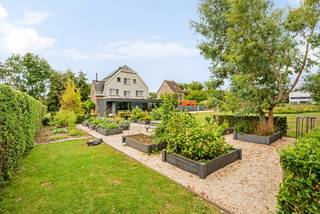 Op de gegeerde grens tussen Grimbergen en Meise bevindt zich deze stijlvolle vrijstaande woning, discreet verscholen in een prachtig aangelegde tuin van maar liefst 25a 66ca. Hier gaan rust, privacy en verfijnd wonen hand in hand met een uitstekende bereikbaarheid richting Brussel, Antwerpen en de luchthaven.<br /><br />Deze smaakvol gerenoveerde villa slaagt erin hedendaags wooncomfort op harmonieuze wijze te verenigen met de authenticiteit en ziel van de oorspronkelijke architectuur. Het resultaat is een woning met een warme uitstraling, een doordachte indeling en een uitzonderlijke woonbeleving.<br /><br />De charmante inkomhal verwelkomt u in een lichtrijke leefomgeving waar karaktervolle elementen, hoogwaardige afwerkingen en subtiele elegantie samenkomen. De sfeervolle woon- en eetkamer baden in natuurlijk licht en bieden doorheen de seizoenen een prachtig zicht op de omliggende tuin. Authentieke details werden tijdens de renovatie zorgvuldig behouden en dragen bij tot het unieke karakter van de woning.<br /><br />Het absolute pronkstuk van deze villa is zonder twijfel de architecturale Cubex-keuken. Dit Belgische designmerk geldt als een icoon binnen de wereld van exclusieve keukens en staat bekend om zijn tijdloze vormgeving, uitzonderlijke afwerkingsgraad en duurzaam vakmanschap. Hier vormt de keuken veel meer dan een functionele ruimte: ze is een centrale leefplek waar design, gastronomie en gezelligheid samenkomen. Dankzij de grote raampartijen geniet u van een onbelemmerd uitzicht op de tuin en de avondzon, terwijl een discreet geïntegreerde berging en de praktische kelder voor extra comfort zorgen.<br /><br />De voormalige inpandige garage werd omgevormd tot een veelzijdige ruimte die zich perfect leent als bureau, bibliotheek, wellness- of fitnessruimte, atelier, extra slaapkamer of gastenverblijf met eigen badkamer.<br /><br />De eerste verdieping omvat drie ruime slaapkamers van respectievelijk 16 m², 16 m² en 13 m², elk gekenmerkt door een aangename lichtinval en een serene, rustgevende sfeer. De stijlvolle badkamer werd ontworpen als een private wellnessruimte en beschikt over een vrijstaand ligbad en royale inloopdouche.<br /><br />Via een vaste trap bereikt u de volledige tweede verdieping, ingericht als exclusieve mastersuite. Deze privéverdieping vormt een waar toevluchtsoord met een eigen badkamer en biedt een ongeëvenaard gevoel van rust, privacy en comfort.<br /><br />Ook buiten wordt dezelfde hoge kwaliteitsstandaard doorgetrokken. De zorgvuldig aangelegde tuin biedt een sublieme groene setting met verschillende terrassen, een moestuin en een polyvalent bijgebouw. Een plek waar men in alle discretie kan genieten van het buitenleven.<br /><br />Een eigendom met karakter, uitstraling en architecturale coherentie, gelegen op een unieke locatie waar natuur, bereikbaarheid en levenskwaliteit elkaar perfect ontmoeten.<br /><br />Extra troeven<br /><br />• EPC-label B: 122 kWh/m²/jaar<br /> • Elektrische installatie conform tot 18/10/2047<br /> • Hoogwaardige renovatie met respect voor authentieke elementen<br /> • Exclusieve Cubex-keuken, Belgisch designicoon van uitzonderlijke kwaliteit<br /> • Afwerking met duurzame en hoogwaardige materialen<br /> • Polyvalent bijgebouw met tal van mogelijkheden<br /> • Ruime parkeervoorzieningen op eigen terrein<br /> • Zonnige, prachtig aangelegde tuin met optimale privacy<br /> • Exclusieve woonomgeving midden in het groen<br /> • Strategische ligging tussen Brussel en Antwerpen<br /> • Nabij winkels, scholen, openbaar vervoer en belangrijke verbindingswegen