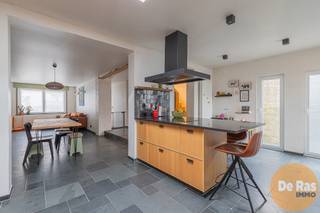 EERSTE BEZOEKDAG ZATERDAG 28/3 VAN 10U TOT 12U (enkel op afspraak!)<br /><br />HAALTERT - Deze woning ligt in een rustige, doodlopende straat met een bijzonder centrale ligging. Scholen, winkels, openbaar vervoer en belangrijke invalswegen zijn allen dichtbij. <br />De woning werd binnen reeds voor een groot stuk gerenoveerd en ook een stuk bijgebouwd. <br /><br />Op het gelijkvloers bevinden zich de inkomhal, een badkamer met douche, een woonkamer, een volledig geïnstalleerde keuken met leuke ontbijthoek, een ruimte voor eventueel een burau, een praktische wasplaats/berging en een apart toilet. Op de eerste verdieping zijn er naast de nachthal slaapkamers. Achteraan is er een zuidgerichte ruime tuin die heel wat potentieel biedt voor wie graag buiten leeft en een prachtig zicht heeft op de groene omgeving. Ook een buitenberging en voldoende opslagplaats zijn aanwezig. <br />Vooraan de woning bevinden zich meerdere staanplaatsen. <br />Extra troef aan deze woning is de doorgang links (deur) van de woning, wat het praktisch maakt om met fietsen, vuilnis en dergelijke te passeren.<br /><br />Kortom ben je op zoek naar een solide woning met mogelijkheden op een vlot bereikbare maar toch rustige verkeersluwe en centraal gelegen locatie, voorzien van 3 slaapkamers en tuin? <br />Aarzel dan niet en plan snel een afspraak! meer info of bezoek: 053/606560<br /><br />De vermelde prijs is een richtprijs. Na ontvangst van de biedingen zal de verkoper beslissen of hij/zij de eigendom verkoopt aan het beste bod. De richtprijs is aldus niet bindend voor de verkoper. Voor meer info kunt u ons contacteren of het reglement raadplegen op onze website.