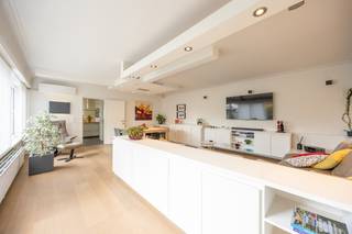 <strong>Luxueus gerenoveerde woning met 3 slaapkamers in Lille, met mogelijkheid voor het uitoefenen van een bijberoep of zelfstandige activiteit. EPC D-label (333 kWh/m²).</strong><br /><br /><strong>Ligging: </strong>Op een vlot bereikbare locatie aan de Wechelsebaan 40 in Lille bevindt zich dit uitzonderlijke eigendom waar wonen, werken en ruimte perfect samenkomen. Centraal gelegen, dichtbij invalswegen zoals de oprit E34.<br /><br /><strong>Indeling: -1:<span> </span></strong><span>Kelder</span><strong><span> </span></strong><strong>0:<span> </span></strong><span>Inkomhal, leefruimte, open keuken, toilet, handelsruimte +</span><strong>1</strong><span>: slaapkamer 1, badkamer </span><strong>+2:</strong><span> slaapkamer 2, slaapkamer 3 <strong>+3:</strong> Zolderverdieping </span><strong>Buiten:<span> </span></strong><span>Tuin + bijgebouw</span><br /><br /><strong>Beschrijving: </strong>We betreden de woning via de inkomhal, die toegang biedt tot de lichtrijke woonkamer met open keuken. Dankzij de grote raampartijen geniet de leefruimte van een aangename hoeveelheid natuurlijk licht en een ruimtelijk gevoel. De keuken is volledig ingericht en sluit mooi aan bij de leefruimte. Op het gelijkvloers bevindt zich eveneens een afzonderlijke kantoor-/handelsruimte met een eigen ingang. Deze ruimte is ideaal voor een vrij beroep, zelfstandige activiteit of thuiskantoor. Verder zijn er een praktische berging met de technische installaties, een apart toilet en de toegang tot de kelder. De eerste verdieping omvat één slaapkamer en een verzorgd afgewerkte badkamer, uitgerust met zowel een ligbad als een douche. De tweede verdieping beschikt nog over twee volwaardige slaapkamers. Daarnaast beschikt de woning over een ruime kelder, die extra bergruimte biedt. Buiten geniet u van een aangelegde tuin met terras, ideaal om in alle rust van het buitenleven te genieten. Achteraan bevindt zich bovendien een bijgebouw/garage, dat rechtstreeks vanuit de tuin toegankelijk is.<strong><br /></strong><br /><strong>Extra troeven:<br /></strong>- Woning met handelsruimte aan de voorzijde, ideaal voor het uitoefenen van een zelfstandige activiteit of bijberoep<br /><span>- Verzorgde en kwalitatieve afwerking</span><br /><br /><span>Kortom, een praktische woning met voorraan mogelijke handelsruimte, ideaal voor het eventueel uitoefenen van een bijberoep of zelfstandige activiteit aan huis.</span><br /><br /><strong>Bijzondere informatieplicht:</strong><span> in aanvraag.</span>