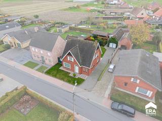 Over de woningDeze vrijstaande woning op 638 m² biedt ruimte en mogelijkheden. Met een grote garage, droge kelder, zolder en drie slaapkamers is dit...