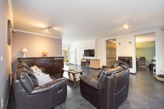 <p><strong><span>Uitzonderlijke eigendom (280 m² bewoonbare oppervlakte) te Lille met o.a. 5 slaapkamers, sfeervolle openhaard, ruime tuin en een unieke combinatie van wonen en werken dankzij de werkplaats van 330 m² met garage, bereikbaar via een aparte poort en voorzien van 12 zonnepanelen.</span></strong></p>
<p><span><strong>Ligging</strong>: Op een vlot bereikbare locatie aan de Wechelsebaan 170A in Lille bevindt zich deze uitzonderlijke eigendom waar wonen, werken en ruimte perfect samenkomen. Centraal gelegen, dichtbij invalswegen zoals de oprit E34.</span></p>
<p><span><strong>Indeling</strong>: 0: Inkomhal, living met bureauruimte, keuken, berging, slaapkamer, garage, magazijn, tuin.<br />+1: 4 slaapkamers, één badkamer</span><strong><span> <br /><br /></span></strong><strong>Beschrijving: </strong><span>Sommige eigendommen bieden ruimte, andere bieden mogelijkheden. Deze uitzonderlijke eigendom combineert beide.</span></p>
<p><span>Met een bewoonbare oppervlakte van ongeveer 280 m² biedt deze woning alle comfort voor een groot gezin. De gezellige leefruimte met openhaard vormt het warme hart van de woning en sluit naadloos aan op de ruime keuken. Verder beschikt de woning over vijf slaapkamers, twee badkamers, een afzonderlijk bureau en een praktische wasplaats, waardoor comfort en functionaliteit hand in hand gaan.</span></p>
<p><span>De absolute meerwaarde van deze eigendom is zonder twijfel de werkplaats van maar liefst </span><strong><span>330 m²</span></strong><span>. Dankzij de </span><strong><span>aparte toegangspoort</span></strong><span>, de garage en de </span><strong><span>12 zonnepanelen</span></strong><span> is deze ruimte perfect ingericht voor zelfstandigen die wonen en werken willen combineren. Loodgieters, elektriciens, schrijnwerkers, installateurs en tal van andere vakmensen beschikken hier over een professionele uitvalsbasis met voldoende opslagruimte, een vlotte toegankelijkheid en een duidelijke scheiding tussen privé en werk.</span></p>
<p><span>Ook de ruime tuin vormt een mooie meerwaarde en biedt een aangename buitenruimte waar u na een drukke werkdag heerlijk tot rust kunt komen.</span></p>
<p><span>Een eigendom als deze is zeldzaam op de markt en biedt een unieke kans voor wie op zoek is naar een ruime gezinswoning met een volledig uitgeruste werkplaats op hetzelfde perceel.<br /><br />Ideaal voor iemand die op zoek is naar een plek waar wonen en werken samenkomen.<br /></span><strong><br />Troeven</strong></p>
<span>- 280 m² bewoonbare oppervlakte</span><br /><span>- Werkplaats van 330 m², b</span><span>ereikbaar via een aparte toegangspoort <br />- </span><span>Ruime garage <br />- </span><span>12 zonnepanelen <br />- </span><span>5 slaapkamers <br />- </span><span>2 badkamers <br />- </span><span>Afzonderlijk bureau <br />- </span><span>Gezellige leefruimte met openhaard <br />- </span><span>Ruime tuin <br />- </span><span>Uitstekende combinatie van wonen en werken</span><br /><br /><strong>Bijzondere informatieplicht:</strong><span> in aanvraag.</span>