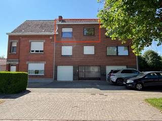 Dit appartement op de 2e verdieping is ideaal voor een jonge starter...Via de trap gaan we naar de 2e verdieping. We komen het appartement binnen in...