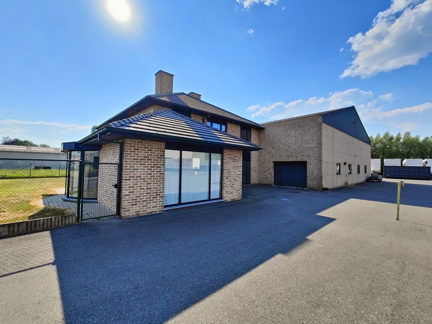 Magazijn van 400 m² met woning van 229 m² op een perceel van 3.629 m² te koop in Zedelgem - foto 2