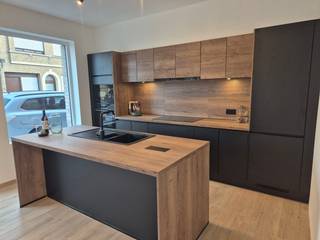 HUIS TE KOOP - CENTRUM DIKSMUIDE - HALFOPEN BEBOUWING - Grauwe Broederstraat 19.<br /><br />KIJKDAG op afspraak 15/08/2026 van 8h00 tot 16h00 <br />Voor afspraak bel Hans Verschelde 0476/818778<br /><br />Troeven:<br />- Volledig & kwalitatief gerenoveerd (2026)<br />- Onmiddellijk instapklaar<br />- EPC A 55!!!<br />- Volledig nieuwe dakconstructie en schrijnwerk en gevelrenovatie met hydrofuge<br />- Aparte ruimte voor wasmachine/droogkast/diepvries<br />- Vloerverwarming & zonnepanelen & regenwaterput<br />- Prachtige open keuken met grote inductieplaat, oven, microgolf, vaatwas, koelkast<br />- Grote badkamer met ligbad & douche & toilet<br />- 3 ruime kamers (mogelijkheid tot 4de kamer)<br />- Gezellige onderhoudsvriendelijke tuin<br />- Ventilatie met warmte recuperatie<br />- Ruime kelder (16,25m²)<br />- Altijd parkeergelegenheid voor de deur en mogelijkheid tot huur garage bij de buren.<br /><br />Centrale ligging op wandelafstand van scholen, winkels, station, Grote Markt Diksmuide, ...<br /><br /><br />INSTELPRIJS vanaf 339.000 euro <br /><br />Immomakelaars gelieve zich te onthouden<br />