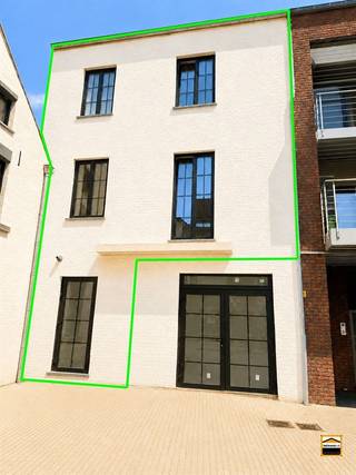 <p><span>Charmant appartement met 2 slaapkamers en ruim zonnig terras in hartje <br />Borgloon.</span></p><p><span> </span></p><p><span>Bent u op zoek naar een uniek appartement met veel privacy en een centrale ligging? Dan <br />is dit prachtige appartement in het centrum van Borgloon zeker een bezoek waard.<br />Gelegen op wandelafstand van winkels, horeca, scholen en openbaar vervoer geniet u hier <br />van alle voorzieningen binnen handbereik. Er is voldoende parkeergelegenheid rondom de <br />woning en gratis stadsparking op korte afstand.<br /><br />Het appartement beschikt over een aparte inkomhal met trap naar de verdieping. Op deze <br />verdieping bevinden zich een gastentoilet, een gezellige leefruimte en een ruimte voor een <br />open keuken (deze is niet inbegrepen in de prijs en kan u naar eigen smaak kiezen en laten <br />plaatsen). Vanuit de keuken heeft u directe toegang tot een ruim en zonnig terras, de ideale <br />plek om te ontspannen en te genieten van het buitenleven.<br /><br />Op de volgende verdieping vindt u een praktische wasberging en een ruime slaapkamer met <br />eigen badkamer. De bovenste verdieping beschikt over een tweede grote slaapkamer, eveneens <br />voorzien van een badkamer.<br /><br />Een absolute troef van dit appartement is de unieke opzet: het betreft het enige appartement <br />in het gebouw. Hierdoor geniet u van maximale rust en privacy, zonder deel uit te maken van <br />een grote residentie met gemeenschappelijke drukte.<br /><br />Kortom, een karaktervol en ruim appartement met een uitstekende ligging in het centrum van <br />Borgloon, ideaal voor wie comfortabel en rustig wil wonen.</span><span><br /><br />Wenst U meer informatie over dit appartement of een bezichtiging?<br />Contacteer ons via 012 26 22 05 of info@hetimmohuis.be.</span><span> </span></p>