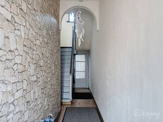 <p>Welcome to the renovated 'fietsstraat' Eikenlei no. 109.<br />Upon entering, you are welcomed into a bright entrance hall with space for a cloakroom. From the hall, you walk through to the dining room and kitchen at the rear of the house, where a skylight provides an abundance of natural light. The living room at the front of the house offers various possibilities.</p>
<p>Adjacent to the dining room, you enter the utility room, followed by a bathroom equipped with a shower and toilet.<br />You access the garden via the veranda, which is fitted with a water connection.</p>
<p>The 32 m² garden enjoys complete tranquility and has a seamless connection to the garage box at the rear, which is equipped with an electric sectional gate.</p>
<p>On the first floor, there are two full-sized bedrooms (10 &amp; 15 m²), both finished with laminate flooring. The second floor also features two full-sized bedrooms of the same dimensions (10 &amp; 15 m²).</p>
<p>With the necessary adjustments, this will become a dream home!<br />Book your visit quickly for this gem in the center of Hoboken.</p>