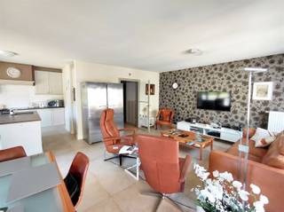 <p><span><strong>Vraag uw bezoek aan via info@optimusvastgoed.be!</strong></span><br /><span><strong>TE HUUR: Ruim appartement met 2 slaapkamers en ruim terras te Lummen!</strong></span><br /><span>Dit luxueus afgewerkt appartement met veel lichtinval is gelegen in een rustig gelegen complex en bevindt zich op de tweede verdieping. Het appartement bestaat o.a. uit een zeer ruime woonkamer met open keuken en een ruim terras van 18m²! Dankzij het elektrisch bediende lamellendak kan het terras deels overdekt worden! Verder beschikt het appartement over 2 slaapkamers en een dressing, badkamer met inloopdouche, apart toilet en berging. Op de gelijkvloerse verdieping bevindt zich een autostaanplaats en een afsluitbare berging. Aan de voorzijde van het gebouw is ook parking voorzien voor de bewoners van het gebouw.</span><br /><span><strong>Ligging:</strong></span><br /><span>Het appartement is gelegen in een rustige omgeving en in een doodlopende straat, op wandelafstand van het centrum. De E313 en E314 bevinden zich vlakbij, echter zonder enige geluidshinder. Ook scholen, winkels en verschillende eet- en drankgelegenheden bevinden zich in de nabije omgeving.</span><br /><span><strong>Indeling:</strong></span><br /><span>Inkomhal, gastentoilet, berging, ruime woonkamer met open keuken, 2 slaapkamers, dressing en een badkamer met dubbele lavabo en douche.</span><br /><span><strong>Troeven:</strong></span><br /><span>- Energiezuinig!</span><br /><span>- Ruim terras!</span><br /><span>- Lift!</span><br /><span><strong>EPC B met certificaatnummer 20260714-0003915623-RES-1.</strong></span><br /><span><strong>Gemeenschappelijke kosten: € 100 per maand met jaarlijkse afrekening.</strong></span><br /><span><strong>Beschikbaar vanaf 01.10.2026 of in onderling overleg!</strong></span><br /> </p>