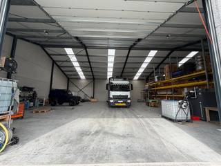 Op een vlot bereikbare locatie in Torhout bevindt zich deze praktische en ruime opslagloods van ca. 329 m². De loods is geschikt voor opslagdoeleinden.<br /><br />De loods is vlot toegankelijk en biedt een functionele indeling met een ruime toegangspoort en bijkomende toegangsdeur met klaviercode, wat zorgt voor extra veiligheid en gebruiksgemak. De loods is beschikbaar vanaf juli.<br /><br />Kenmerken:<br />-Totale oppervlakte: 329 m²<br />- Ideaal voor opslag / stockage<br />- Sectionale poort + aparte deur met klaviercode<br />- Elektriciteit + water (via buitenkraantje) aanwezig<br />- Betonvloer en voldoende vrije hoogte<br />- Ruime manoeuvreerruimte op het terrein<br /><br />Bestemming: opslag <br />Deze loods biedt een uitstekende opportuniteit voor wie op zoek is naar een toegankelijke en functionele opslagruimte in regio Torhout.<br /><br />Voor meer info contacteer Eva via +32 475 69 38 22 of via eva@vicusvastgoed.be