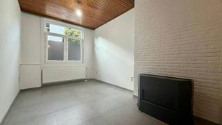 Zoek je een instapklare, stijlvolle woning vlak bij het centrum van Hasselt? Deze charmante stadswoning wordt momenteel volledig en hoogwaardig gerenoveerd en combineert modern wooncomfort met een gezellige sfeer.<br /><br />Bij het betreden van de woning op het gelijkvloers kom je binnen via de inkomhal. De sfeervolle woonkamer is voorzien van een gashaard, ideaal voor gezellige winteravonden. Aansluitend vind je de uitgeruste keuken en een eigentijdse badkamer. Buiten beschik je over een onderhoudsvriendelijke koer én een praktische externe berging.<br /><br />Op de eerste verdieping leidt de nachthal naar 2 volwaardige slaapkamers.<br />Via de tweede slaapkamer bereik je met een vaste trap de ruime zolderkamer op de tweede verdieping, die perfect kan dienen als derde slaapkamer, bureau, hobbyruimte of dressing.<br /><br />Indeling:<br /><br />Gelijkvloers:<br /><br />- inkomhal<br />- woonkamer<br />- keuken<br />- badkamer<br />- koer<br />- berging<br /><br />Verdieping +1:<br /><br />- nachthal<br />- 2 slaapkamers<br /><br />Verdieping +2:<br /><br />- zolderkamer<br /><br />Extra info:<br /><br />- De woning wordt momenteel gerenoveerd en zal klaar zijn tegen 01/01/2027<br />- EPC label C <br />- De woning is voorzien van zonnepanelen<br />- Bewoonbare oppervlakte: 98m²<br /><br /><br />De snelste manier om een bezoek te brengen aan deze woning? Vraag je bezoek aan via de rode knop op onze website (www.dewaele.com).<br /><br />Telefonisch kunnen er geen afspraken gemaakt worden. Bij andere vragen kun je ons telefonisch contacteren via 011 30 50 50.<br /><br />Tot binnenkort<br />