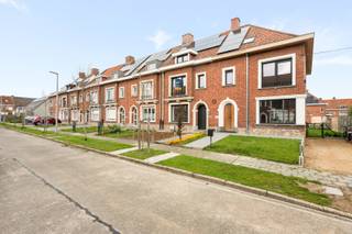 - Ideale ligging met vlotte verbinding: Het Putje 12 in Gullegem- Lichtrijke leefruimtes met open keuken- Handige wasberging- 3 slaapkamers-...