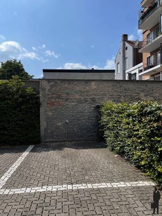 <span><strong>Huurprijs: 75 EUR per maand<br />Beschikbaar: Onmiddellijk</strong><br /></span><br /><strong>1 autostaanplaats in het centrum van Turnhout met automatische sectionaalpoort aan de Grote Markt van Turnhout.<br /></strong><span>Met sleutel / afstandsbediening</span>