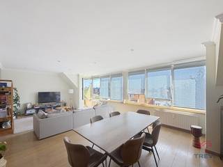 <p>SINT-LAMBRECHTS-WOLUWE : Vlak bij Plasky en het Jubelpark, evenals alle voorzieningen, mooi appartement met 2 slaapkamers en een studeerkamer van ±123 m², gelegen op de 3e verdieping zonder lift. Het appartement is als volgt ingedeeld: inkomhal, 2 slaapkamers (±18 m² en ±19 m²), studeerkamer van ±9 m², toilet, doucheruimte, aansluiting voor wasmachine, ingerichte keuken (oven, kookplaten, afzuigkap, koelkast en vaatwasser), woonkamer van ±40 m², zolder en kelder nr. 3 met aansluiting voor wasmachine. Kosten: Voorschot van 200€/maand, inclusief gemeenschappelijke kosten, warm water, koud water en verwarming. EPC D+. Beschikbaar vanaf 01/10/2026.</p>
<p></p>
<p><span>Op de 3e verdieping zonder lift:</span></p>
<p>- Inkomhal</p>
<p>- Slaapkamer ±18 m²</p>
<p>- Slaapkamer ±19 m²</p>
<p>- Studeerkamer ±9 m²</p>
<p>- WC</p>
<p>- Doucheruimte</p>
<p>- Aansluiting voor wasmachine</p>
<p>- Ingerichte keuken (oven, kookplaten, afzuigkap, koelkast en vaatwasser)</p>
<p>- Woonkamer ±40 m²<br /><br />- Zolder</p>
<p></p>
<p>Kelder n°3 met aansluiting voor wasmachine.</p>