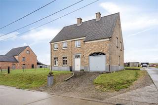 Deze ruime woning bevindt zich op een aangenaam zuidoostgericht perceel. De ligging is rustig, maar tegelijk uiterst praktisch: u woont op korte afstand van Tongeren, Borgloon en de E40.<br /><br />Het gelijkvloers bestaat uit een inkomhal, een lichtrijke leefruimte, een ingerichte keuken, een afzonderlijk toilet, een wasruimte met douche en een inpandige garage. De woning is bovendien volledig onderkelderd, ideaal voor extra bergruimte of hobby’s.<br /><br />Op de eerste verdieping bevinden zich een ruime nachthal, vier grote slaapkamers, een badkamer en een separaat toilet. De zolder is bereikbaar via een uittrekbare trap en kan dienen als bijkomende opslagruimte.<br /><br />De woning beschikt momenteel over een EPC-label D, maar door de zoldervloer te isoleren kan dit eenvoudig verbeterd worden naar label C.<br /><br />Contacteer ons voor meer informatie of een bezichtiging!