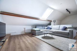 LICHTRIJK DUPLEX-APPARTEMENT (94 m²) MET 2 SLAAPKAMERS – TOPLIGGING NABIJ HET CENTRUMDit zeer lichtrijk hoekappartement is ideaal gelegen op wandel-...