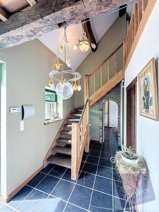 Ontdek deze <strong>unieke hoeve, verscholen in het groen</strong>, gelegen aan de Slaapstraat 29 in Alken, op een <strong>privatief te bereiken perceel van maar liefst 11.974 m²</strong>. De eigendom biedt een oase van rust, privacy én ruimte, en ademt het gevoel van vakantie in eigen huis. En dat met een <strong>royale bewoonbare oppervlakte van 297 m² (volgens EPC)</strong>!<br /><br /><strong>Indeling</strong><br />Gelijkvloers:
<ul>
<li><strong>Inkomhal </strong>met toegang tot een aparte ruimte, ideaal als <strong>bureau</strong></li>
<li><strong>Gastentoilet</strong></li>
<li><strong>Ruime eetkamer</strong>, verbonden met de<strong> gezellige leefruimte</strong> via een stijlvolle doorkijkhaard</li>
<li><strong>Volledig geïnstalleerde keuken</strong>, met aansluitende <strong>veranda </strong>voor extra licht en leef comfort</li>
<li>Via de leefruimte bereik je een nachthal met <strong>2 slaapkamers</strong>, elk met directe toegang tot het achterliggende terras</li>
<li><strong>Garage met zolderberging</strong>, bereikbaar via de hal</li>
<li><strong>Wasplaats/berging</strong> met rechtstreekse toegang tot de tuin</li>
<li><strong>Ruim terras </strong>met <strong>ingebouwd zwembad</strong> – een absolute blikvanger!</li>
<li><strong>Poolhouse met bar</strong> – ideaal voor zomerse avonden en gastenontvangst</li>
</ul>
Verdieping:
<ul>
<li>Een <strong>royale vide</strong> creëert een open en luchtig gevoel</li>
<li><strong>Badkamer </strong>met zowel <strong>ligbad </strong>als <strong>douche</strong></li>
<li>Extra <strong>slaapkamer met airco</strong>, perfect als masterbedroom of logeerkamer</li>
</ul>
<strong>Troeven & Techniek</strong>
<ul>
<li>Zonnepanelen</li>
<li>Warmtepomp</li>
<li>EPC: 322 kWh/m² jaar – label D</li>
</ul>
<br />Deze charmante hoeve combineert <strong>authentieke gezelligheid</strong> met <strong>moderne voorzieningen</strong> en biedt eindeloze mogelijkheden, of je nu houdt van buitenleven, dieren wil houden of gewoon wil genieten van rust en ruimte.<br /><br />🔑 <strong>Benieuwd naar deze verborgen parel in Alken?</strong> Contacteer ons vandaag nog voor een bezoek ter plaatse.