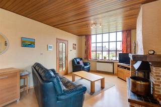 Ruime halfopen bebouwing op 893 m² met tal van mogelijkhedenDeze halfopen bebouwing is gelegen op een mooi perceel van 893 m² met een straatbreedte...