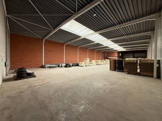 Instapklaar en hoogwaardig gerenoveerd bedrijfsgebouw met een totale oppervlakte van 930 m². Op het gelijkvloers is er een kantoor of showroom ter beschikking van 81 m² en een magazijn van 768 m², met een vrije hoogte van 6 meter, lichtstraten, Led-verlichting en een automatische sectionale poort. Daarnaast is er op het eerste verdiep nog een kantoor ter beschikking van 81 m² met de nodige sanitaire voorzieningen. Verder is er op de site parkeergelegenheid aanwezig en een ruime manoeuvreerzone. <br /><br />Gelegen in Oudenaarde met uitstekende bereikbaarheid. Op enkele minuten van de N60, wat zorgt voor een vlotte verbinding richting Gent en de E17. <br /><br />Contacteer PANORAMA voor bijkomende inlichtingen, plannen of een vrijblijvend plaatsbezoek 0477 02 09 02.