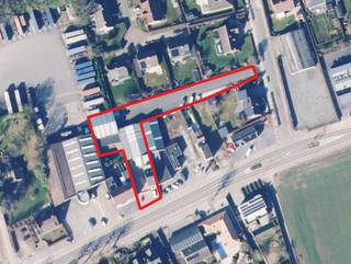 Strategisch gelegen bedrijfsgebouw te koop in Wevelgem langs de Menenstraat, bestaande uit magazijnen met kantoor/showroom én een verhuurd duplex appartement. Dankzij de combinatie van opslag, werkruimte en commerciële mogelijkheden is dit pand ideaal voor diverse professionele activiteiten.Indeling:- 2 magazijnen (ca. 540 m²)- Extra werkplaats (ca. 100 m²)- Showroom/kantoorruimte (ca. 150 m²)- Verhuurd duplex appartement (ca. 136 m²)Troeven:- Achterliggende ingang voor vrachtwagens (Henri Debrabanderestraat) - Ruime buitenopslag van ca. 1.000 m²- 4 privatieve parkeerplaatsen vooraan- Goede bereikbaarheid langs een belangrijke invalswegBestemming: zone voor milieubelastende industrie.Dit pand kan onderhevig zijn aan de renovatieverplichting die door de Vlaamse overheid wordt opgelegd voor niet-residentiële gebouwen. Consulteer voor meer informatie de website van het Vlaams Energie- en Klimaatagentschap via https://www.energiesparen.be/nr/renovatieverplichting.Bent u op zoek naar bedrijfsvastgoed bestaande in Wevelgem? Aarzel dan niet om ons te contacteren op het nummer 056 21 11 11.Bestuursmaatregelen in het maatregelenregister: in aanvraag