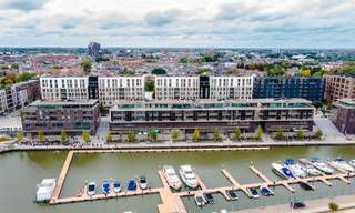 Royaal hoekappartement van maar liefst 140m² met 3 slaapkamers op de tweede verdieping. Het appartement omvat een inkom met gastentoilet, berging, een badkamer met bad, extra douchekamer, apart toilet, 3 slaapkamers, leefruimte met open keuken en grote raampartijen die uitgeven op het ruim terras. Het terras is ca. 81 m² groot en grenst bovendien aan de rustige binnentuin van residentie The Meridian.<br /><br />Het appartement is voorzien van vloerverwarming en warmtepomp. De verwarming gebeurt via een eigen warmtenet dat in de zomer tevens ook voor koeling zorgt. Dit is een duurzame oplossing op basis van diepteboringen. Verwarmen op die manier is heel duurzaam en scheelt enorm in CO2 uitstoot t.o.v. traditionele verwarmingsmanieren. Zo bespaar je ook op je energiefactuur en investeer je volop in jouw geluk.<br /><br /><span>Je wagen parkeer je vlot en gemakkelijk ondergronds. Bij elk appartement hoort een autostaanplaats en/of garagebox. Deze dient apart bij aangekocht te worden. Daarbij is er ook de mogelijkheid tot aankoop van een kelderberging of oplaadpunt voor jouw elektrische wagen.</span><br /><br />Je hebt een vrije keuze bij verschillende leveranciers voor de binnen afwerking zoals vloertegels, inrichting badkamer &amp; keuken, ... We garanderen je kwaliteitsvolle materialen, een vakkundige plaatsing en afwerking. Bij onze zorgvuldig geselecteerde leveranciers krijg je steeds deskundig advies. Meer informatie?<br />Contacteer vrijblijvend onze sales consultants Inge Vancluysen of Marisa Marasco op het nummer 011 41 33 23.