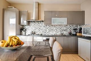 Op een goede locatie nabij het centrum van Mechelen bevindt zich deze ruime woning met 4 slaapkamers en stadstuin. U bevindt zich hier op wandelafstand van winkels, scholen, eet-en drankgelegenheden en het openbaar vervoer. <br /><br />We betreden de woning via de inkomhal. Vooraan de woning beschikt u over een eerste salon, gevolgd door een ruime badkamer uitgerust met inloopdouche, wc en lavabomeubel. Hier is ook plaats voorzien voor de wasmachine en droogkast. Daarnaast is er nog een tweede salon en de keuken, voorzien van de voornaamste toestellen. Hieruit heeft u toegang tot het overdekte terras en stadstuin. Via de nachthal op de eerste verdieping heeft u toegang tot twee ruime slaapkamers. Op de tweede verdieping beschikt u over nog twee slaapkamers wat deze woning ideaal maakt voor grotere gezinnen.<br />Ten slotte beschikt de woning nog over een kelder en zolder die u kunt gebruiken als extra opslagruimte.<br /><br />Dit is een uitstekende opportuniteit als u op zoek bent naar een ruimere woning met 4 slaapkamers op een goede locatie te Mechelen. Contacteer ons voor meer informatie op 0480 66 14 77 of neem een kijkje op www.boonstravastgoed.be .<br /><br />U bent verplicht om deze woning binnen de 5 jaar na aankoop grondig energetisch te renoveren tot minimum EPC-label D.<br /><br />Bijzonderheden:<br />- 2 zitkamers<br />- 4 slaapkamers<br />- Vlakbij centrum Mechelen