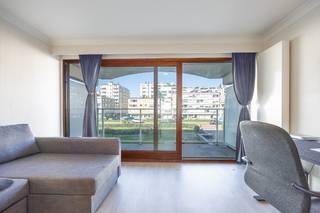 Studio met ruim terras op een boogscheut van het strand<br /><br />Deze aangename studio geniet van een uitstekende ligging op slechts een boogscheut van het strand en de zee.<br /><br />Troeven:<br />Ruim en aangenaam terras<br />Ingerichte keuken voorzien van alle nodige toestellen<br />Badkamer met douche<br />Afzonderlijk toilet<br />Uitstekende ligging nabij strand, winkels en openbaar vervoer<br /><br />De studio is momenteel actief verhuurd en vormt hierdoor een interessante opportuniteit voor investeerders die op zoek zijn naar een opbrengsteigendom aan de kust.<br /> 