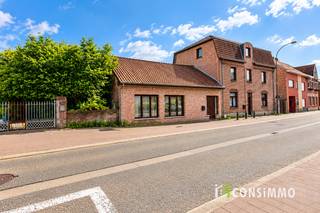 Een zee aan ruimte, volledig omringd door groen en toch midden in het centrum? Deze bijzondere eigendom aan de Weg naar Opoeteren 10-12 in Opglabbeek biedt een zeldzame combinatie van een centrale ligging, een uitgestrekt perceel van maar liefst 41 are (4.100 m²) en bijzonder veel mogelijkheden!<br /><br />Het geheel bestaat uit twee hoofdwoningen en vier aaneengesloten garageboxen die samen één ruim geheel vormen. De verschillende woonruimtes bieden heel wat flexibiliteit, zowel voor grote of samengestelde gezinnen als voor investeerders die op zoek zijn naar een opbrengsteigendom.<br /><br />Ook voor wie droomt van een kleinschalige B&B, een eigendom met ruimte voor dieren of paarden, een combinatie van wonen en werken of een toekomstig vastgoedproject, biedt dit uitzonderlijke perceel met de bijbouw (garages) interessante perspectieven, uiteraard onder voorbehoud van de nodige vergunningen en toepasselijke voorschriften.<br /><br />De absolute troef? Ondanks de ligging in het centrum geniet u hier van een verrassend groene omgeving, veel privacy en een uitgestrekt terrein. Een unieke combinatie die zelden voorkomt!<br /><br /><strong>Indeling: Woning nr. 10 – drie verdiepingen met verschillende woonruimtes</strong><br />De woning op nummer 10 strekt zich uit over drie verdiepingen en is momenteel feitelijk ingericht in drie afzonderlijke woonentiteiten, maar vormt stedenbouwkundig één woning.<br /><br />Elke verdieping beschikt over eigen leef- en zitruimtes, een keuken, badkamer, toilet en slaapkamers. Deze indeling biedt bijzonder veel flexibiliteit en mogelijkheden voor grote gezinnen, inwonende familieleden of een alternatieve invulling.<br /><br /><strong>Woning nr. 12 – ruime gezinswoning</strong><br />Op nummer 12 treffen we een ruime eengezinswoning, met onder meer een inkomhal, zit- en leefruimtes, slaapkamers, een keuken, badkamer, wasruimte en toilet.<br /><br />Deze opstelling biedt interessante mogelijkheden voor wie met meerdere generaties samen wil wonen, maar toch voldoende zelfstandigheid en privacy wenst te behouden.<br /><br /><strong>Buitenruimte en bijgebouwen</strong><br />Achter de hoofdgebouwen bevinden zich vier aaneengesloten garageboxen die samen één ruim geheel vormen. Deze ruimte biedt bijzonder veel mogelijkheden en kan niet alleen dienen als garage of opslagplaats, maar is ook interessant voor zelfstandigen en vrije beroepers die behoefte hebben aan extra werkruimte, een atelier of eventueel een praktijkruimte. Een gedeelte van de garage beschikt over een verdieping, dat ingericht kan worden als extra opslagruimte, hobbyruimte of kantoor.<br /><br />Verder beschikt de eigendom over een binnenkoer en een bijzonder ruime achtertuin. Het volledige perceel omvat maar liefst 4.100 m² grond en biedt daardoor uitzonderlijk veel buitenruimte.<br /><br />De groene omgeving en de omvang van het terrein maken deze eigendom extra aantrekkelijk voor liefhebbers van rust, natuur en buitenleven. Ook voor dierenliefhebbers die dromen van ruimte voor bijvoorbeeld paarden of andere dieren, kan het terrein interessante mogelijkheden bieden, afhankelijk van de bestemming, inrichting en geldende voorschriften.<br /><br /><strong>Technische informatie</strong><br />De eigendom beschikt over een EPC-label B met een energiescore van 195 kWh/m² per jaar, wat een belangrijke troef vormt op energetisch vlak.<br />Daarnaast zijn er zonnepanelen aanwezig op zowel de woning als de garage, die bijdragen aan de opwekking van hernieuwbare energie.<br /><br /><strong>Potentieel en ontwikkelingsmogelijkheden: bijzonder veel!</strong><br />Wat deze eigendom werkelijk uniek maakt, is de combinatie van de verschillende gebouwen, het uitzonderlijk ruime perceel en de centrale ligging.<br />Voor investeerders biedt de bestaande indeling interessante perspectieven voor verhuur en het creëren van huurinkomsten, rekening houdend met de vergunde toestand van de verschillende woonentiteiten of opsplitsbaarheid.<br /><br />Ook voor grote of samengestelde gezinnen is dit een bijzondere opportuniteit. Denk aan meerdere generaties die samen willen wonen, inwonende kinderen of familieleden die graag dicht bij elkaar blijven, maar toch over voldoende eigen ruimte beschikken. De gebouwen kunnen eventueel ook worden samengevoegd tot een groter woongeheel.<br /><br />Wie eerder droomt van een B&B, gastenverblijf of een kleinschalige toeristische activiteit, vindt hier eveneens een interessante basis. De verschillende gebouwen, de ruime buitenomgeving en de centrale ligging bieden mogelijkheden om wonen en gastvrijheid te combineren.<br /><br />Ook voor zelfstandigen en vrije beroepers biedt deze eigendom interessante perspectieven. De vier garageboxen vormen samen één ruime ruimte die zich uitstekend leent voor opslag, een atelier of andere professionele doeleinden. Ook een praktijkruimte of de combinatie van wonen en werken op dezelfde locatie behoort mogelijk tot de opties,<br /><br />Daarnaast kan het perceel aantrekkelijk zijn voor dieren- en paardenliefhebbers die op zoek zijn naar een eigendom met veel buitenruimte, midden in een groene omgeving.<br /><br />Ook voor projectontwikkelaars biedt deze eigendom potentieel. Het perceel is gelegen binnen het BPA Centrum, waardoor een eventuele herontwikkeling naar meerdere woongelegenheden of appartementen onderzocht kan worden.<br /><br />De mogelijkheden voor bijkomende woonentiteiten, toeristische activiteiten, professionele functies, het houden van paarden of een vastgoedontwikkeling zijn steeds afhankelijk van de geldende stedenbouwkundige voorschriften, de vergunde toestand en eventuele vereiste vergunningen. Voor concrete ontwikkelingsmogelijkheden kan voorafgaand advies worden ingewonnen bij de dienst Ruimtelijke Ordening van de gemeente Oudsbergen.<br /><br /><strong>Buurtinformatie</strong><br />Deze eigendom geniet van een uitzonderlijke ligging in het centrum van Opglabbeek, waar alle dagelijkse voorzieningen binnen handbereik liggen, terwijl u tegelijkertijd kunt genieten van een verrassend groene en rustige woonomgeving.<br />Winkels, supermarkten, scholen, banken, horecazaken, openbaar vervoer en andere voorzieningen bevinden zich in de directe omgeving. Hierdoor combineert u het gemak van centraal wonen met het comfort van een uitgestrekt privéterrein.<br /><br />Wat deze locatie zo bijzonder maakt, is het groene karakter van het perceel en de omliggende omgeving. Ondanks de centrumligging wordt de eigendom omgeven door groen, waardoor u kunt genieten van een gevoel van ruimte, privacy en rust dat doorgaans eerder met het buitengebied wordt geassocieerd.<br /><br />Ook de ruimere omgeving van Oudsbergen biedt tal van recreatiemogelijkheden, met uitgestrekte natuurgebieden, wandel- en fietsroutes en verschillende sportfaciliteiten. Bovendien zijn omliggende gemeenten zoals Genk, As, Bree en Maaseik vlot bereikbaar.<br /><br />Hier geniet u van het beste van twee werelden: alle voordelen van een centrumligging, gecombineerd met de ruimte en het groene karakter van een landelijk gelegen eigendom.<br /><br /><strong>Een zeldzame opportuniteit met toekomstperspectief!</strong><br />Of u nu op zoek bent naar een ruime gezinswoning, een eigendom voor meerdere generaties, een investeringspand, een mogelijke B&B, een plek voor dierenliefhebbers, een combinatie van wonen en werken of een ontwikkelingsproject: deze eigendom biedt een uitzonderlijke basis om uw plannen te realiseren.<br />Vooral de combinatie van meerdere gebouwen, een ruim garagecomplex, 41 are grond, een groene omgeving en een topligging in het centrum van Opglabbeek maakt dit een bijzonder veelzijdig vastgoedaanbod.<br /><br />Wenst u het potentieel van deze unieke eigendom zelf te ontdekken? Contacteer ons via 089 69 30 01 of info@consimmo.be voor meer informatie of een bezoek ter plaatse.