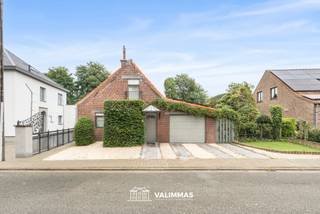 VALIMMAS verkoopt deze welgelegen en charmante woning met garage en mooie tuin....
Deze instapklare woning omvat op het gelijkvloers een inkomhal, een toilet, een slaapkamer of bureel, een living met inbouw gashaard, een eetkamer, een ruime ingerichte keuken, een veranda met glazen schuifwanden, een wasplaats, een badkamers met inloopdouche, en een garage.
De ingerichte dakverdieping herbergt een overloop met bureelruimte, twee ruime slaapkamers, en een zolder (eventueel ook nog verder in te richten).
Er is tevens een kelder beschikbaar.
Inclusief 22 zonnepanelen (8x op hoofddak + 4x op veranda + 10x op garage – 3 omvormers - 6,9 kWp)
Vrij rustig gelegen in een doodlopende straat aan de rand van het centrum. Prima Mobiscore = 8,8/10. Op wandelafstand van park Waalborre, sportcomplex & zwembad, station, bushalte, winkels, scholen…