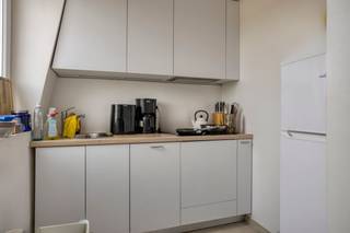 Dit appartement te koop in Antwerpen ligt op een unieke locatie. Gelegen op de derde verdieping aan de Waalsekaai in een kleinschalig gebouw met lage gemeenschappelijke kosten, biedt dit appartement de perfecte combinatie van comfort en top locatie in Antwerpen. Het appartement ligt rechtstreeks aan het gloednieuwe Zuidpark, wat een absolute troef is. Dit park maakt deel uit van de grootschalige heraanleg van de Scheldekaaien en transformeert de Gedempte Zuiderdokken in een veelzijdige trekpleister.De Waalsekaai zelf is ook vernieuwd. Het Zuidpark biedt maar liefst 53.000 m² groene publieke ruimte, ideaal voor wandelaars en fietsers, met speel- en sportzones, waterpartijen en diverse ontmoetings- en zitplekken. Hier geniet u van de rust en de nabijheid van de Schelde, terwijl de stad Antwerpen toch binnen handbereik is. Zoek je immo in Antwerpen? Lees dan zeker verder.Indeling:- leefruimte - keuken volledig voorzien van alle nodige toestellen. - badkamer met douche, lavabo en toilet. - slaapkamer Troeven van dit appartement:- kleinschalig gebouw- lage gemeenschappelijke kosten- absolute toplocatie direct gelegen aan het nieuwe Zuidpark Bent u geïnteresseerd in een appartement of woning te koop in Antwerpen? Aarzel dan niet om ons te contacteren. Had u graag uw eigen eigendom te koop aangeboden contacteer ons dan voor een vrijblijvende schatting, telefonisch op het nummer 03/206.76.76 of per mail naar antwerpen@dewaele.com.Ook voor alle andere vragen omtrent vastgoed, kopen of verkopen kan u steeds bij ons terecht!