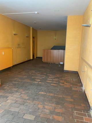 In de beneden Tiensestraat vinden we deze handelsruimte en voormalige kapperszaak.Achter de handelsruimte bevindt zich een toilet en ruime...