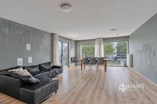 <p><span>Cet appartement prêt à emménager se trouve à deux pas du quartier animé de l'Eilandje et du centre-ville historique. Grâce à son emplacement en angle, vous profiterez d’une lumière naturelle abondante et d’une vue dégagée et panoramique sur les environs. Avec un arrêt de bus et de tramway juste devant la porte, c’est en outre un point de départ idéal pour ceux qui souhaitent se déplacer facilement en transports en commun.</span></p><p><span> </span></p><p><span>L'appartement fait partie d'un immeuble bien entretenu datant de 2009 et comptant au total six étages. Les charges s'élèvent à environ €100 par mois et les compteurs de gaz, d'eau et d'électricité sont individuels. Avec une chaudière à condensation rénovée et un bon score EPC (B), vous bénéficiez ici d'une bonne efficacité énergétique. </span></p><p><span> </span></p><p><span>La porte de sécurité donne accès au hall d’entrée. Un couloir central relie toutes les pièces de l’appartement. La première chambre de 15 m² dispose d’une salle de bains attenante de 4 m², équipée d’une baignoire/douche et d’un lavabo. En face de la deuxième chambre (11 m²), on trouve une salle de douche séparée. Les toilettes sont indépendantes. Au bout du couloir, on accède au salon lumineux avec cuisine ouverte entièrement équipée, qui, ensemble, offrent une surface généreuse de pas moins de 44 m². Une porte coulissante donne accès à la terrasse orientée à l'est (5 m²), d'où vous pourrez profiter d'une vue dégagée sur les De Leien.</span></p><p><span> </span></p><p><span>Enfin, l'appartement dispose également d'un débarras/buanderie pratique. Une place de parking souterraine est disponible en option au prix de €25 000.</span></p><p><span> </span></p><p><span>Vous recherchez un appartement spacieux au cœur d’Anvers ? Ne manquez pas cette opportunité ! </span></p><p><span> </span></p><p><span>Surface habitable : 104 m² (réf. : surface brute au sol, certificat PEB). Pour plus d’informations ou une estimation gratuite, rendez-vous sur www.hansimmo.be</span></p><p><span> </span></p>