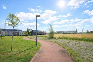 Deze goed gelegen bouwgrond voor half open bebouwing heeft geen bouwverplichting.In een verkaveling dichtbij het dorpscentrum, openbaar vervoer (tram, bus en trein !) en winkels.De grond is gelegen in een woonerf omgeving in een rustige doodlopende straat.Maximale bebouwing:. gelijkvloers: 15 m. eerste verdiep: 13 m. basis hellend dak: 9 mTroeven: gezellige zuidgerichte tuin, geen verkavelingskost, perceel is bouwrijp, buurtspeeltplein, geen onderhoudskost aan wegen en groen, alle nutsvoorzieningen aanwezig, mogelijkheid tot bouwen dubbele garageVoor meer informatie mag u ons steeds contacteren via dewaele.com