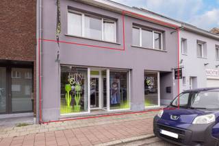 Ontdek deze instapklare winkelruimte / praktijkruimte van circa 50m²; 35m² op begane grond, boven is een ruimte van 15m². Gelegen aan een...