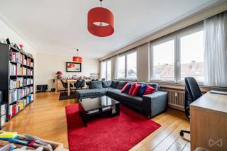 <p><span>📞 </span><strong><span>Informatie en bezoeken: Frédéric Top – 0472 34 44 08</span></strong></p>
<p><strong><span>Ruim appartement met 2 slaapkamers en balkon te koop in Schaarbeek 🏡✨</span></strong></p>
<p><span>📍 Opaalstraat 115 – 4e verdieping – 1030 Schaarbeek</span><br /><span>💰 </span><strong><span>Vraagprijs: € 370.000</span></strong></p>
<p><span>Wat als uw volgende thuis ruimte, comfort en mogelijkheden combineert, in een gebouw waar onlangs verschillende renovatiewerken werden uitgevoerd?</span></p>
<p><span>🏠 Dit appartement van </span><strong><span>101 m²</span></strong><span> bevindt zich op de 4e verdieping van een gebouw uit 1959 met lift. Het biedt een praktische indeling en mooie, ruime leefvertrekken.</span></p>
<p><span>Het bestaat uit een aangename woonkamer van 32 m², een aparte keuken, twee comfortabele slaapkamers en een balkon aan de achterzijde, ideaal om van een beetje buitenruimte te genieten.</span></p>
<p><span>🛋️ </span><strong><span>Een ruime leefruimte</span></strong></p>
<p><span>De woonkamer biedt voldoende plaats voor een gezellige zithoek en een eetkamer. De aparte keuken zorgt voor extra praktisch comfort in het dagelijks leven.</span></p>
<p><span>🛏️ </span><strong><span>Een goed ingedeelde slaapruimte</span></strong></p>
<p><span>Twee slaapkamers van 11 en 14 m², een badkamer, een afzonderlijk toilet en een ruime bergruimte vervolledigen het appartement.</span></p>
<p><span>🔧 </span><strong><span>Een appartement dat u naar eigen smaak kunt inrichten</span></strong></p>
<p><span>De badkamer is aan renovatie toe. Een mooie kans om deze ruimte naar uw eigen wensen in te richten en uw persoonlijke toets aan het appartement te geven.</span></p>
<p><span>🏢 </span><strong><span>Een gebouw dat goed werd onderhouden</span></strong></p>
<p><span>De traphal, de inkomdeuren van de appartementen en de lift werden in 2026 gerenoveerd. Ook de gevel werd enkele jaren geleden opgeknapt.</span></p>
<p><span>📐 101 m² bewoonbare oppervlakte</span><br /><span>🛏️ 2 slaapkamers van ±11 en 14 m²</span><br /><span>🛋️ Woonkamer van ±32 m²</span><br /><span>🍳 Aparte keuken van ±10 m²</span><br /><span>🛁 Badkamer</span><br /><span>🚽 Afzonderlijk toilet</span><br /><span>📦 Ruime bergruimte</span><br /><span>🌿 Balkon aan de achterzijde</span><br /><span>🔒 Privatieve kelder</span><br /><span>🪟 PVC-ramen met dubbele beglazing</span><br /><span>⚡ Elektrische installatie conform</span><br /><span>📊 EPC: D+</span><br /><span>🛗 Lift</span><br /><span>💶 Gemeenschappelijke kosten: €286/maand (gemeenschappelijke kosten van het gebouw, warm water en verwarming)</span><br /><span>🚗 Mogelijkheid om een garagebox (nr. 13) te huren, momenteel verhuurd voor € 160/maand.</span></p>
<p><span>💰 </span><strong><span>Vraagprijs: € 370.000</span></strong></p>
<p><span>Dit appartement is ideaal voor een koppel of een klein gezin dat op zoek is naar ruimte, maar spreekt ook investeerders aan die een functioneel appartement met twee slaapkamers in Schaarbeek zoeken.</span></p>
<p><span>📩 </span><strong><span>Begint uw volgende vastgoedproject hier?</span></strong></p>
<p><span>Neem contact op met Frédéric Top voor het volledige dossier en om een bezoek te organiseren.</span></p>
<p><span>📞 Frédéric Top – 0472 34 44 08</span></p>
<p><span>#Schaarbeek #AppartementTeKoop #VastgoedBrussel #AppartementMet2Slaapkamers #WeInvest</span></p>